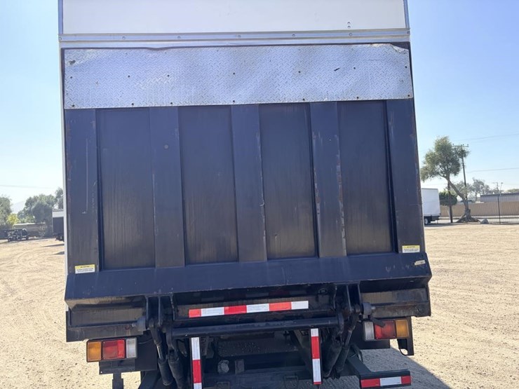 2015-isuzu-nrr-image-6