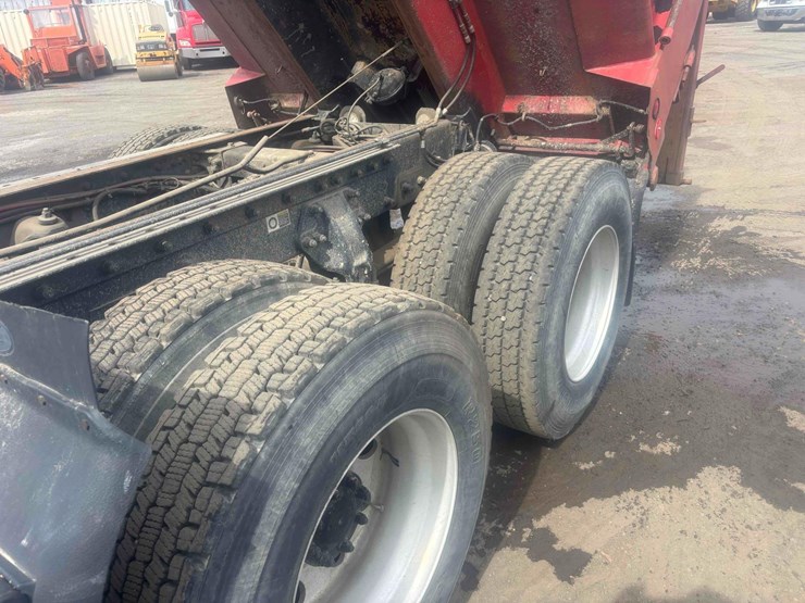 2004-peterbilt-385-image-9