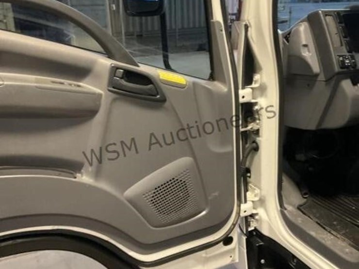 2016-isuzu-npr-image-21