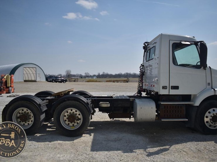 2015-volvo-vnm64t200-image-6