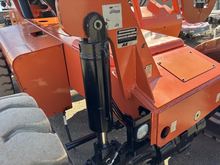2016-jlg-8042-image-17