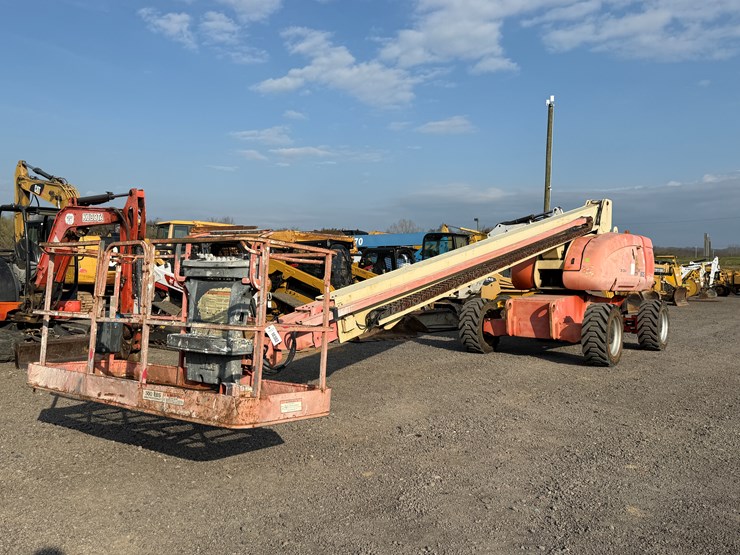 2002-jlg-800s-image-1