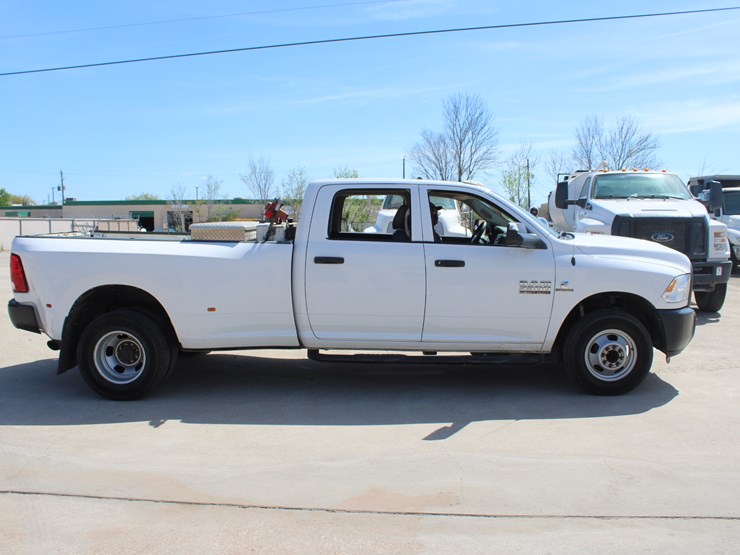2018-dodge-ram-3500-image-2