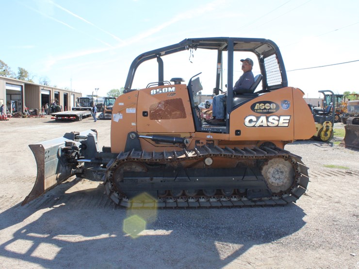 2017-case-580m-image-2