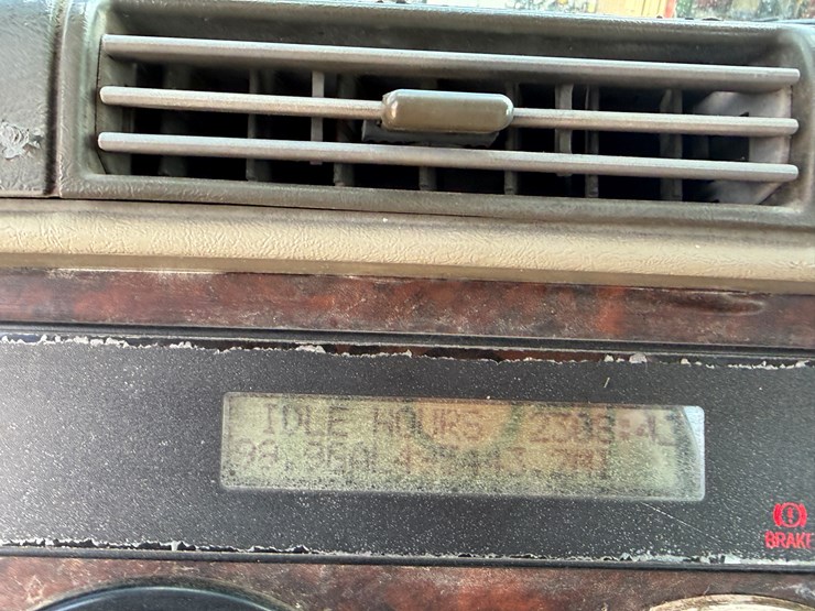 #2100-•-2008-freightliner-t10-image-9