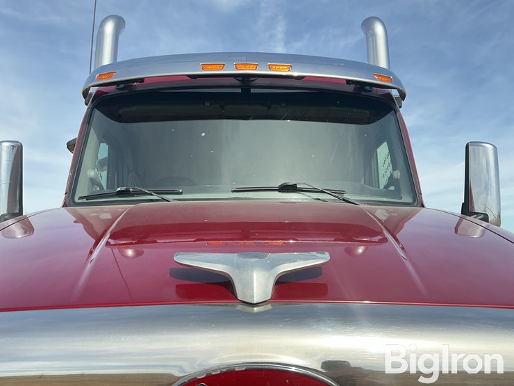 2017-peterbilt-567-image-12