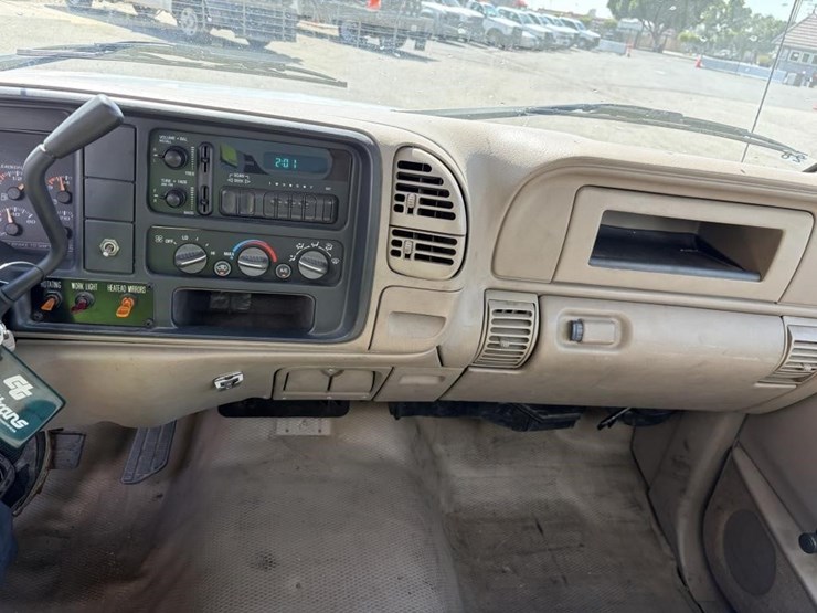 2002-chevrolet-3500hd-image-16