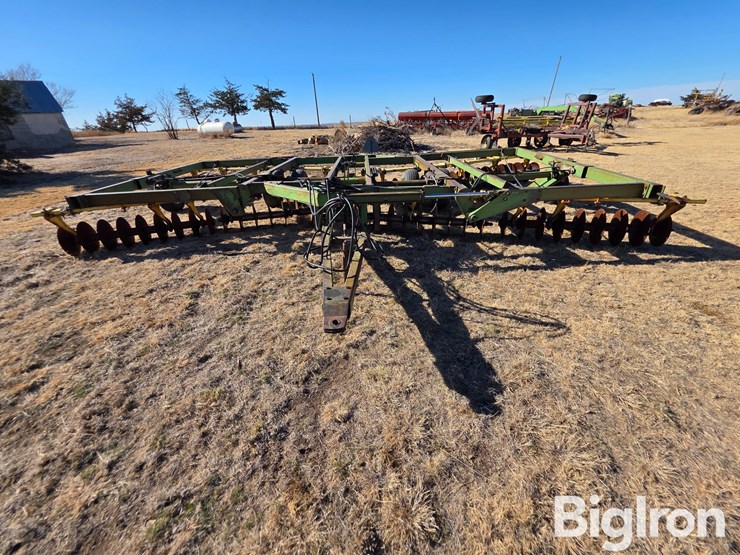 john-deere-330-image-2