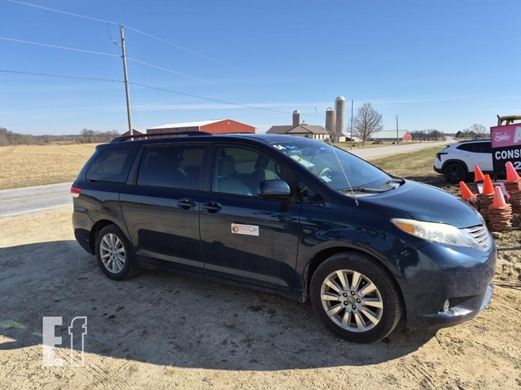 2011-toyota-sienna-image-4