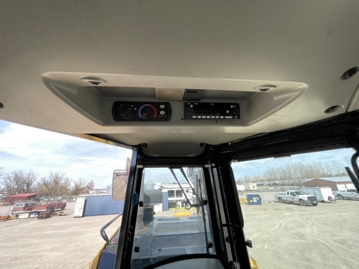 2015-caterpillar-d8t-image-48