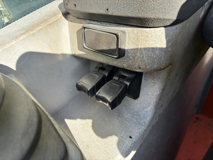 2015-jlg-1055-image-19