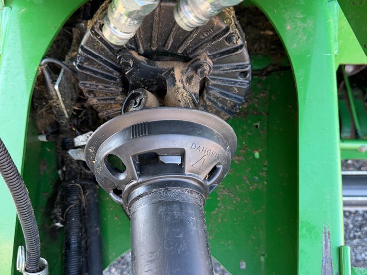 2024-john-deere-561m-image-13