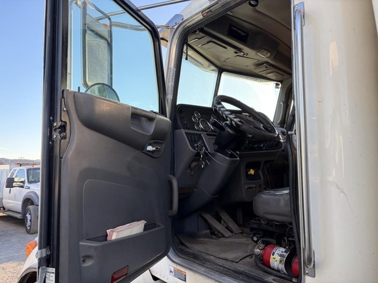 2015-peterbilt-365-image-12