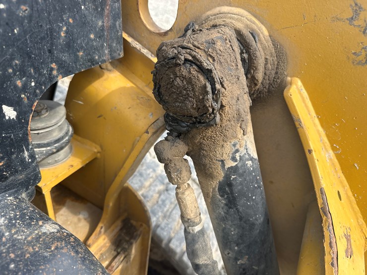 2019-caterpillar-239d-image-23