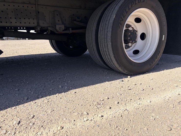 2015-isuzu-npr-image-8