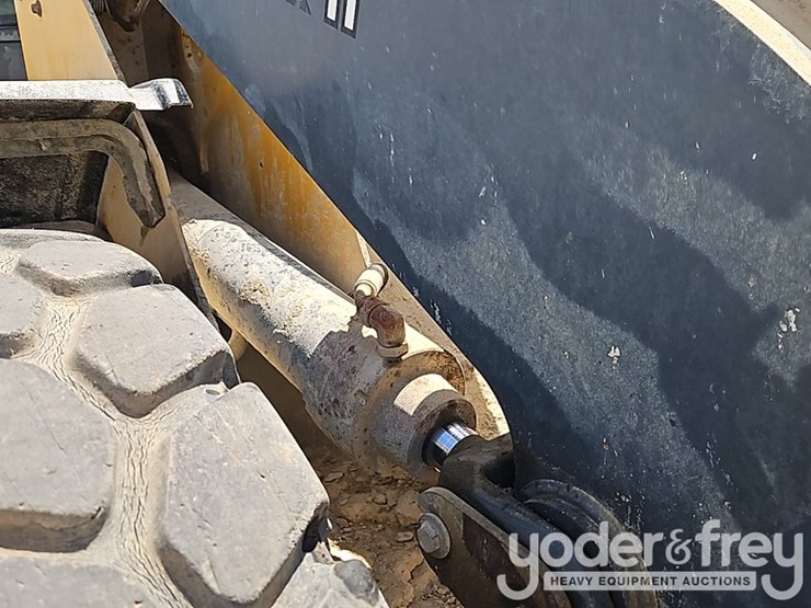 2017-deere-624k-image-11