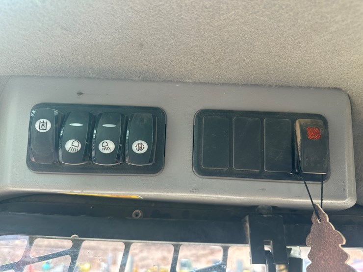 2017-caterpillar-239d-image-37