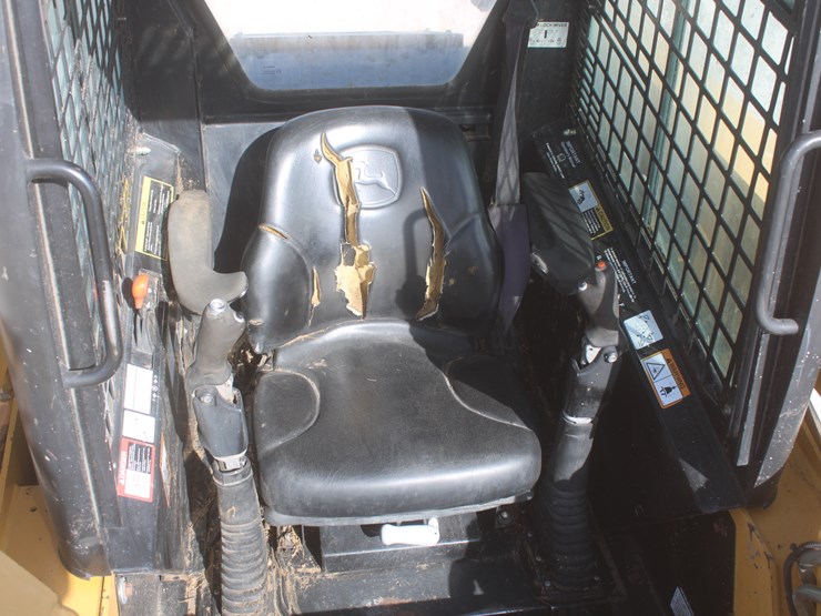 john-deere-325-image-32