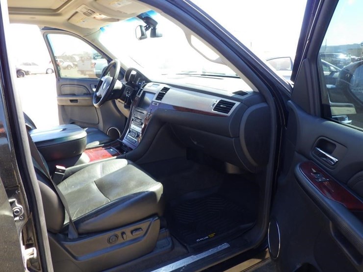 2009-cadillac-escalade-image-6