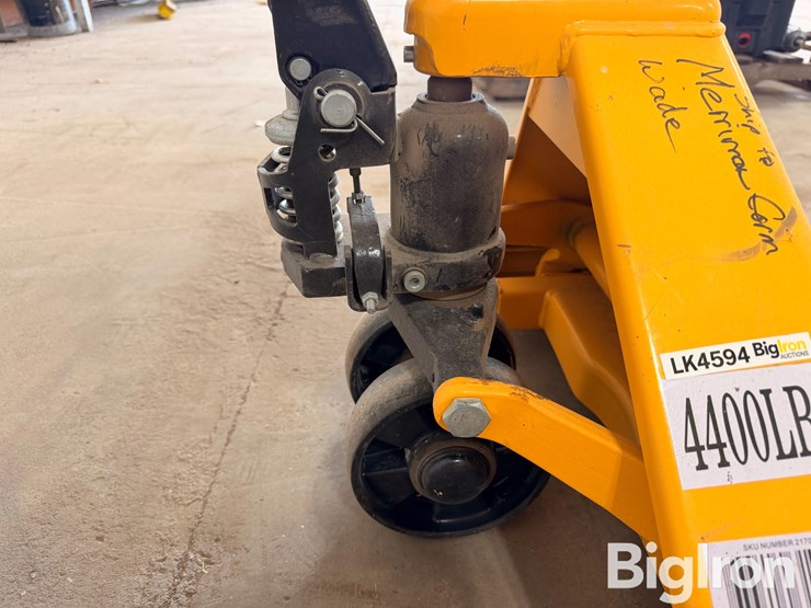 4400-lbs.-pallet-jack-image-8