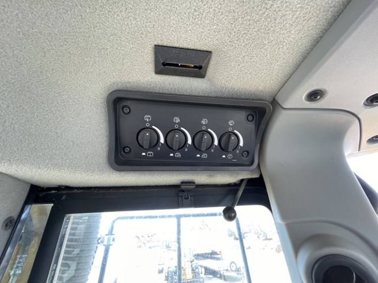 2015-caterpillar-d8t-image-49