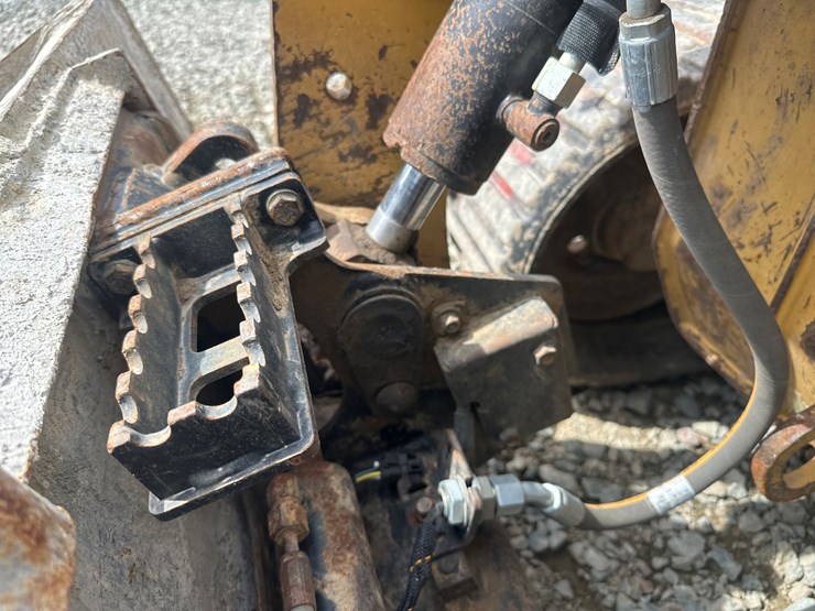 2019-caterpillar-259d3-image-26