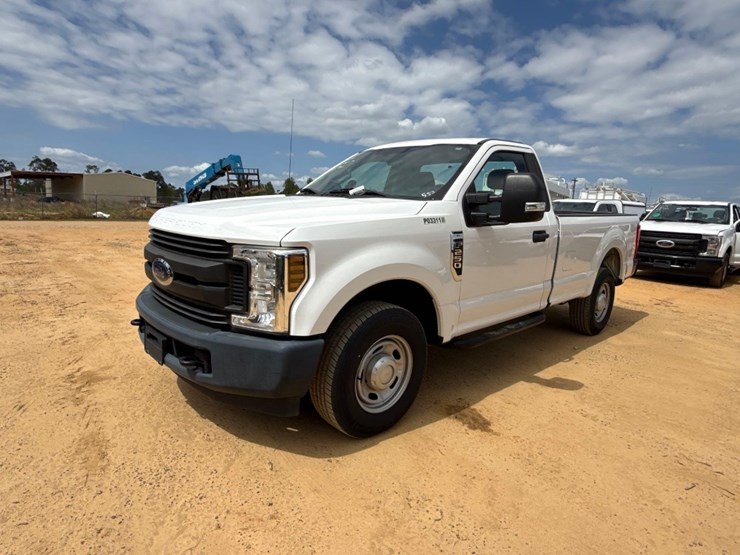 2018-ford-f250-xl-image-2