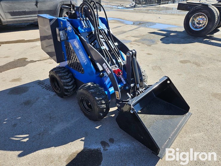 2025-massey-ferguson-730-image-3