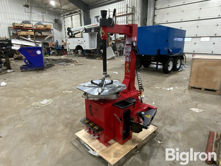 2025-massey-ferguson-730-image-1