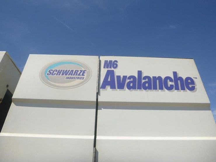 2017-freightliner-m2-106-image-11