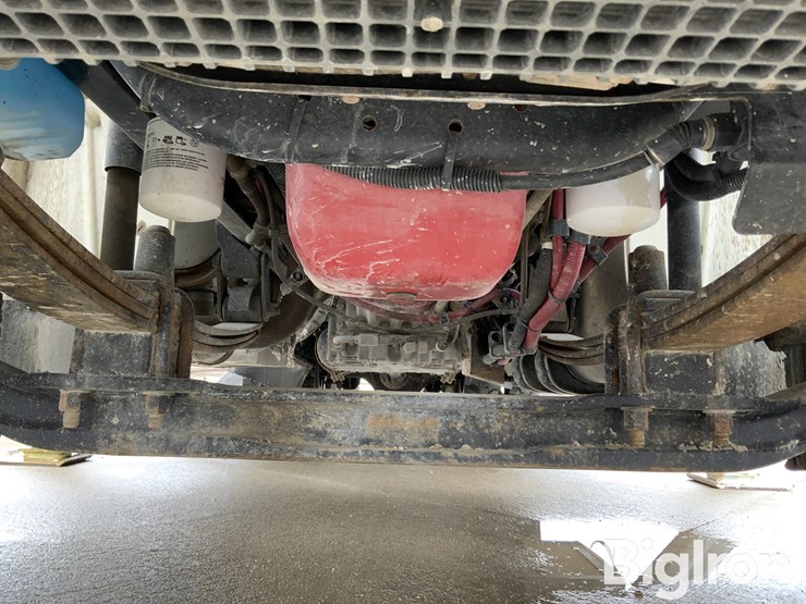 2012-freightliner-m2-106-image-18