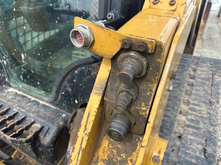 2019-caterpillar-239d-image-21