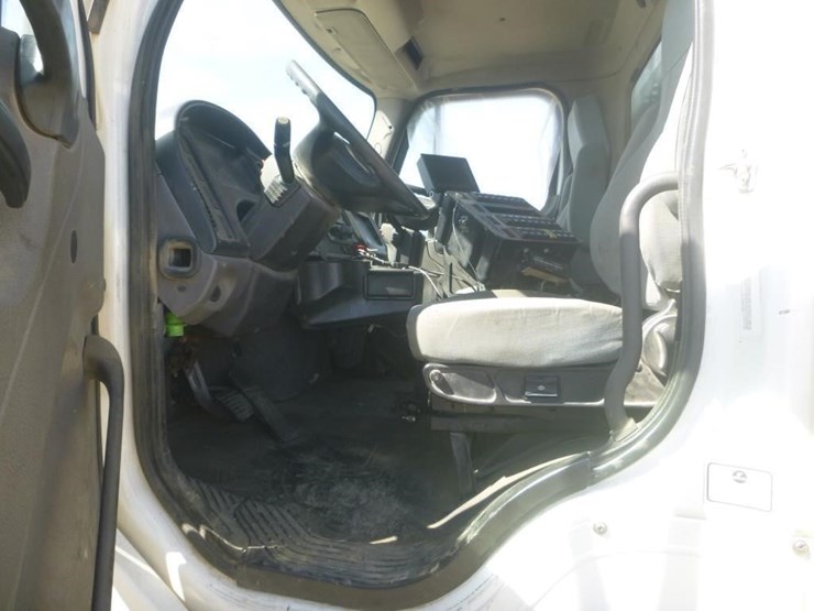 2017-freightliner-m2-106-image-13