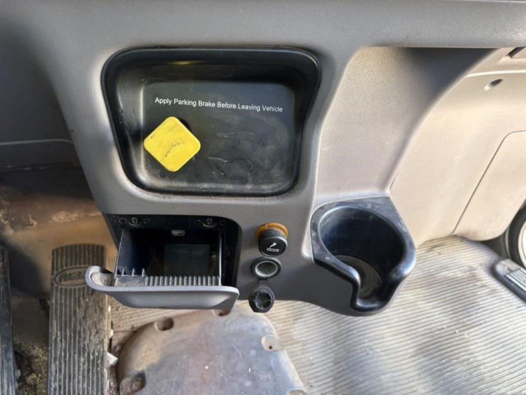 2015-peterbilt-365-image-18