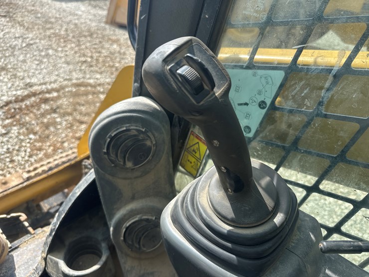 2019-caterpillar-239d-image-34