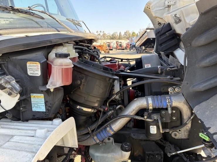 2014-freightliner-m2-106-image-9