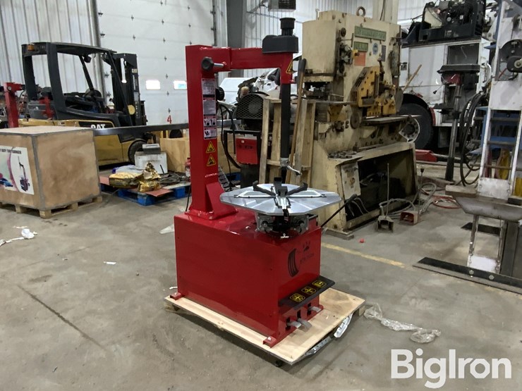 2025-massey-ferguson-730-image-3