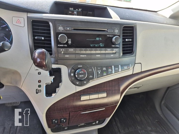 2011-toyota-sienna-image-15