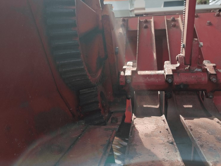 ih-435-square-baler-image-16