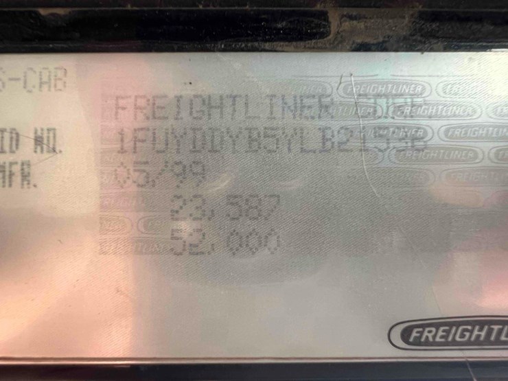 2000-freightliner-fld120-image-13