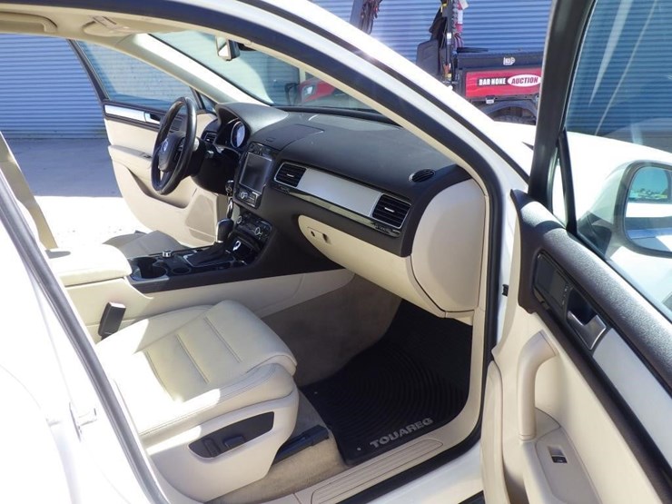 2012-volkswagen-touareg-image-6