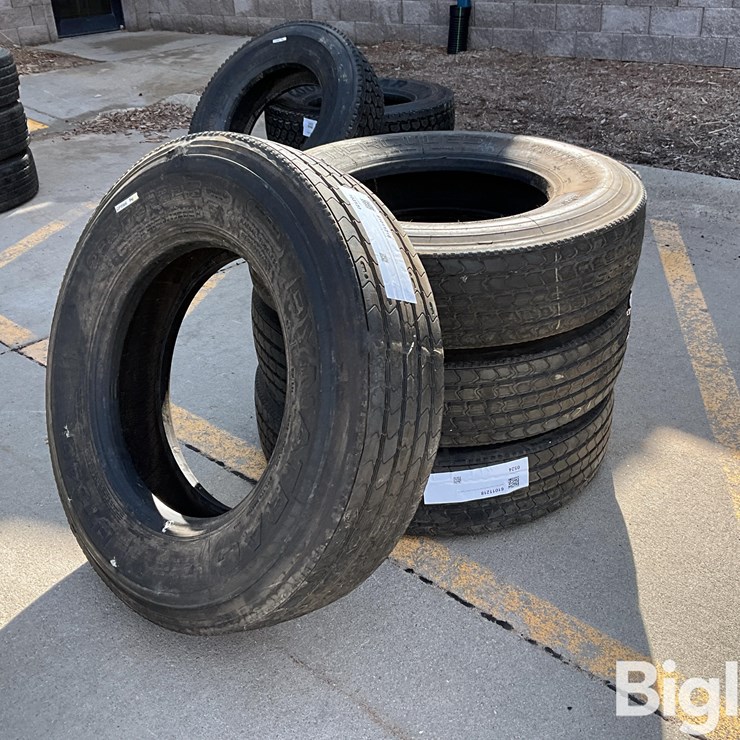 Recapped 295/75R22.5 Truck Tires