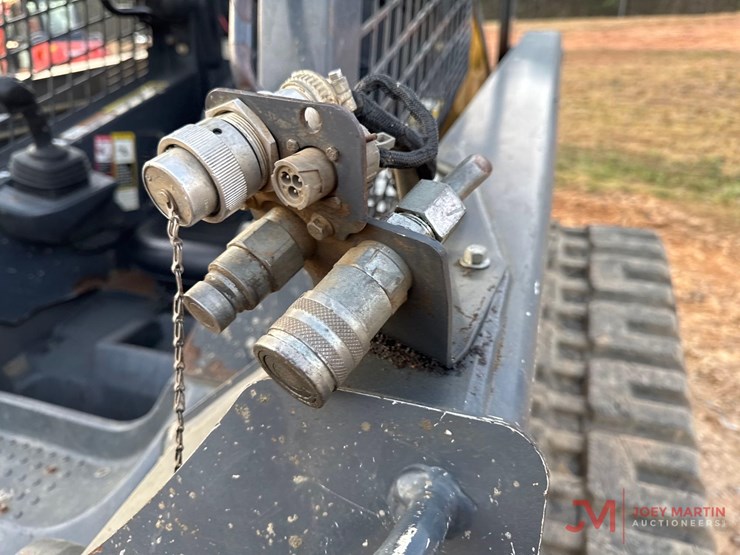 2014-deere-319d-image-5