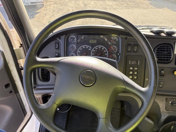 2014-freightliner-m2-106-image-14