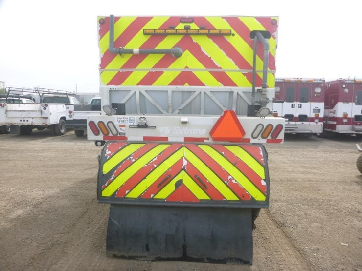 2016-freightliner-m2-106-image-7