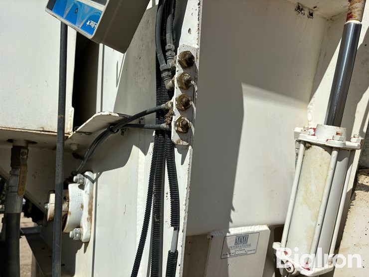 2013-international-7400-image-18