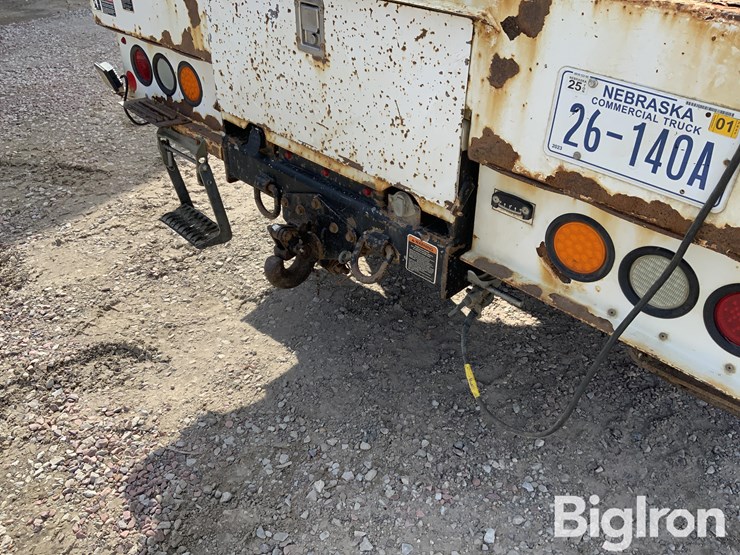 2015-freightliner-m2-106-image-14