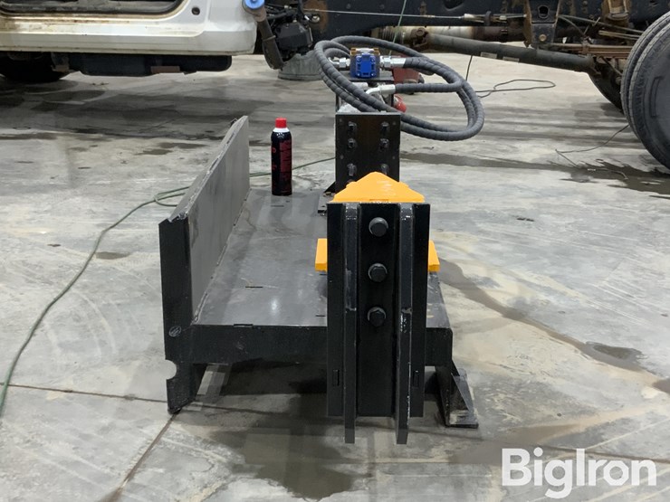 2025-massey-ferguson-730-image-4