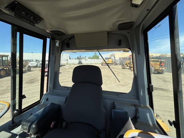 2002-caterpillar-d3g-image-36