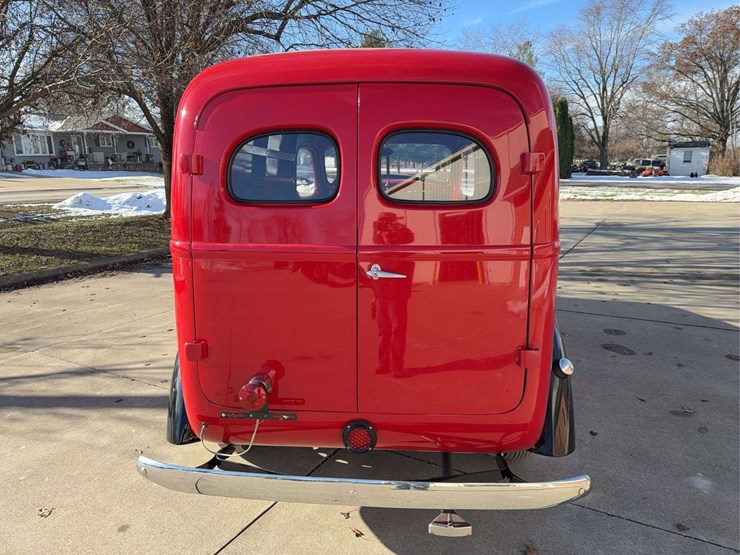 1937-international-d2-panel-truck-image-8